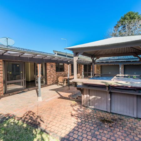 Spacious 4 Bedroom Contemporary Home! - Photo 3