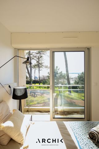 Architecture contemporaine, cet appartement de 60 m2 situé au premier étage d'une résidence standing installée au coeur d'un parc paysager, offre un accès direct à la plage du Moulleau. - Photo 5