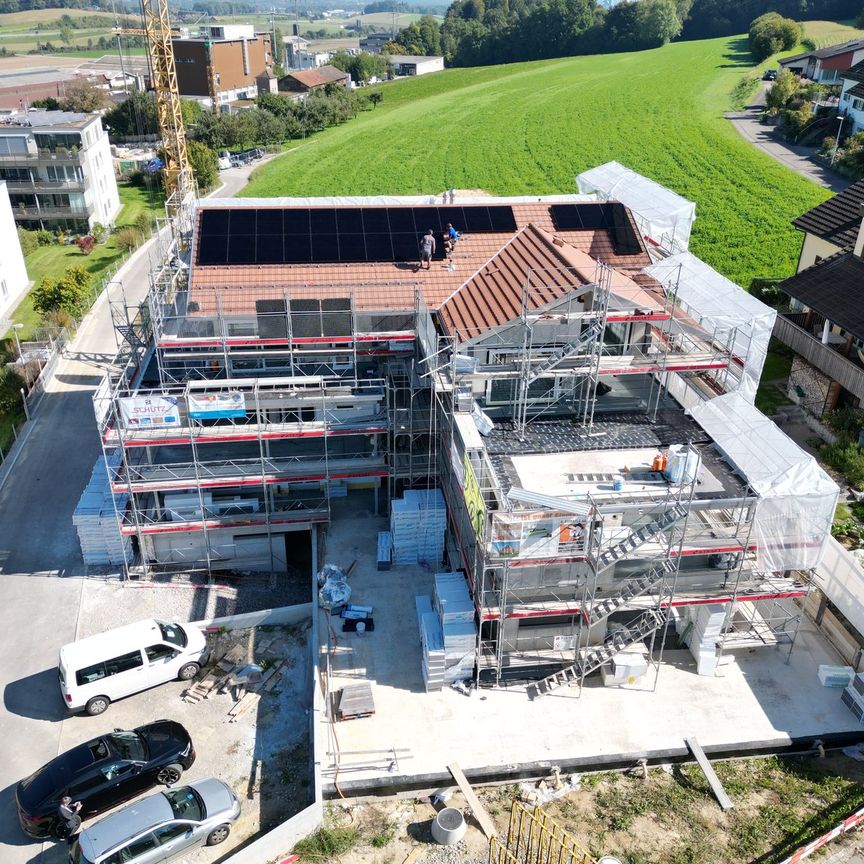 "Erstvermietung moderne 2.5-Zimmer- Attika-Wohnung mit Terrasse und Aussicht" - Photo 2