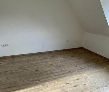 Einzugsbereite 2-Zimmer-Wohnung unterm Dach mit neuem Badezimmer in... - Foto 1