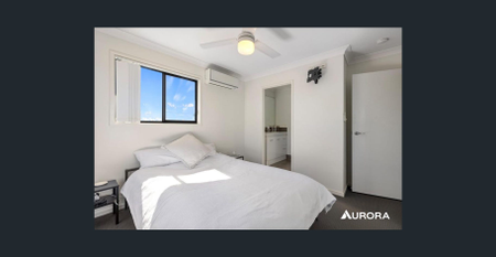 MULTI-LEVEL TOWNHOUSE! - Photo 5