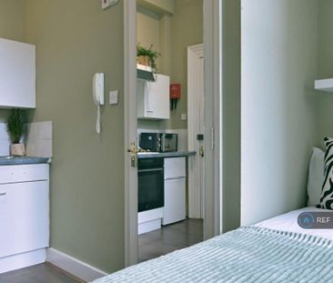 1 bedroom in a house share to rent - Photo 6