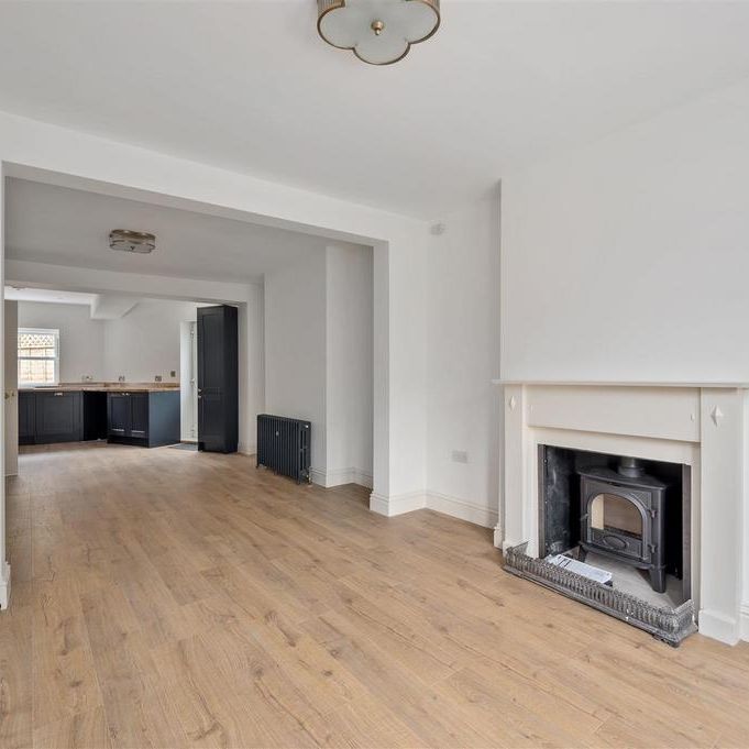 4 bedroom end of terrace house to rent - Photo 1