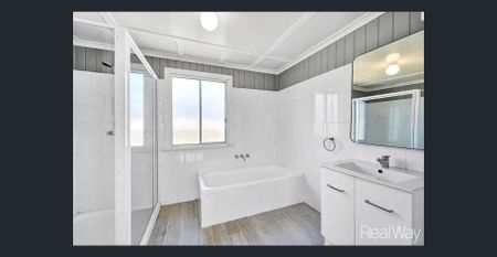 Charming 4-bedroom Queenslander with modern comforts - Photo 5