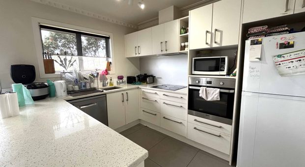 Spacious 4-Bed Townhouse - Walk to Highbury Mall - Photo 1