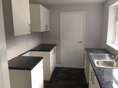 2 bedroom terraced house to rent - Photo 2
