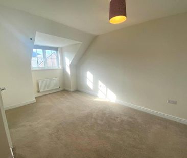 4 bedroom end of terrace house to rent - Photo 2