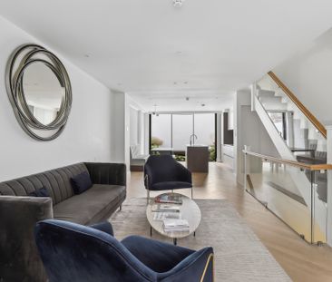 A beautifully presented and three-bedroom house in the heart of Kni... - Photo 2