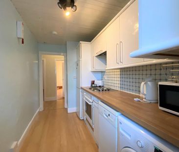 2 bedroom flat to rent - Photo 2