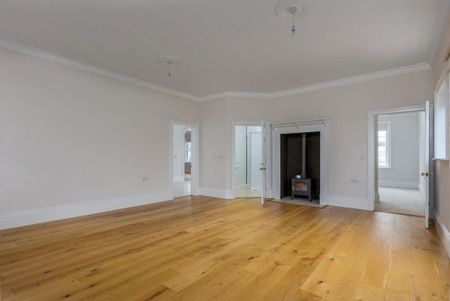 5 bedroom detached house to rent - Photo 2