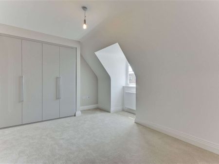 A lovely family home located in a prime Cobham location, within walking distance to the High Street. - Photo 4