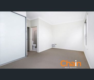 Full Brick Spacious Townhouse in Dundas - Photo 2