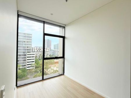 Modern 2-Bedroom Apartment with Parking in the Heart of Zetland - Photo 4