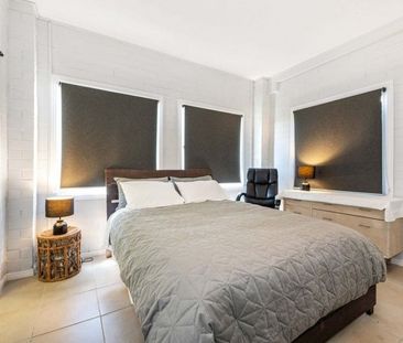FULLY FURNISHED, MASSIVE FAMILY HOME WITH FANTASTIC VIEW & SPA! - Photo 6