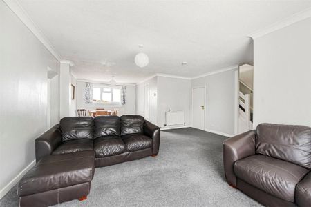 5 bedroom link detached house to rent - Photo 2