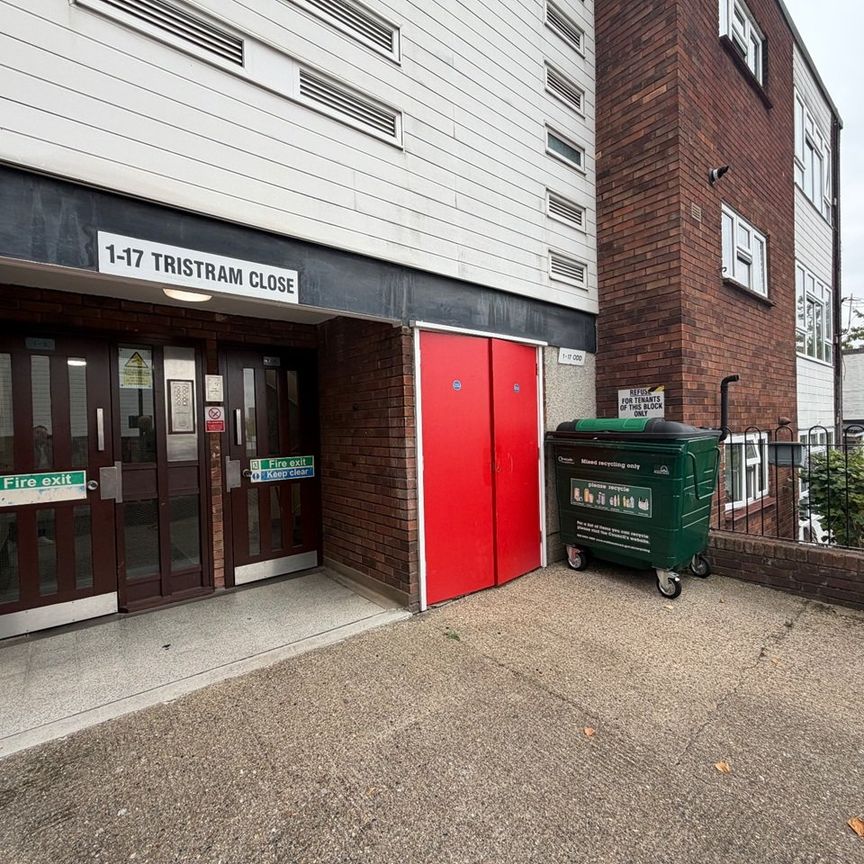 4 Bed Flat, Tristram Close, E17 - Photo 1