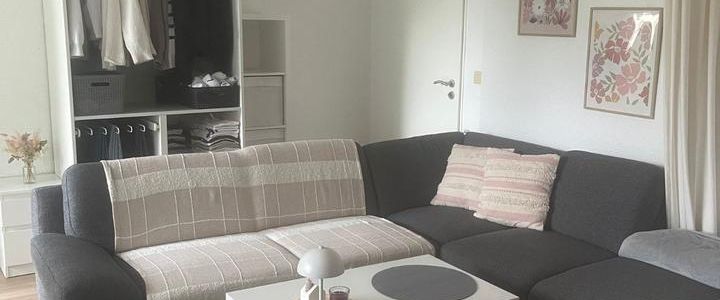 Helles Apartment mit Einbauküche und Balkon - Foto 1