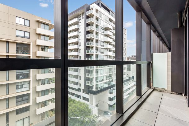 MODERN 2 BEDROOM APARTMENT IN SOUTH YARRA'S VOGUE COMPLEX! - Photo 1