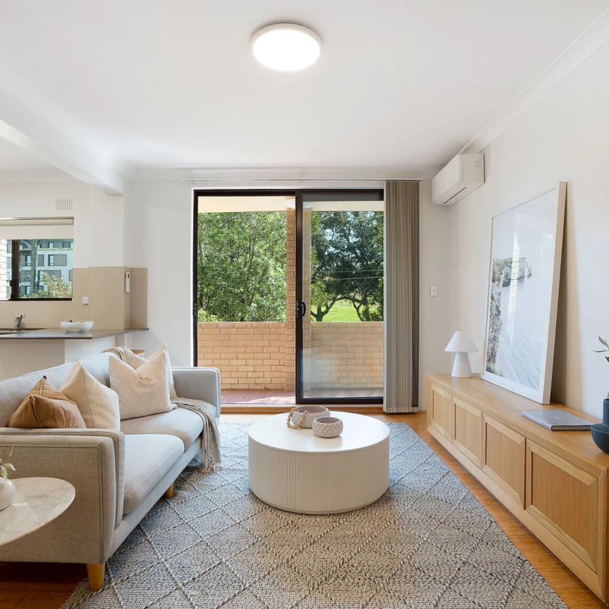 Stylish Two-Bedroom Apartment with Parking in Prime Bondi Location - Photo 1