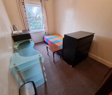 1 bedroom in a flat share to rent - Photo 4