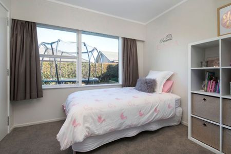 4 Bedrooms in Botany Downs - Photo 3