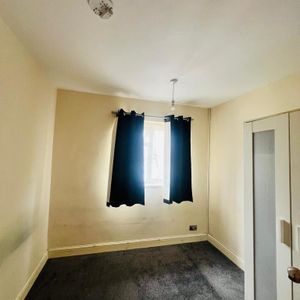 1 bedroom in a flat share to rent - Photo 2