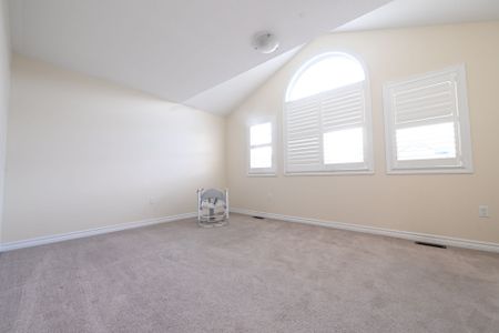 For Lease - 211 Northglen Boulevard, Clarington, Ontario - Photo 3