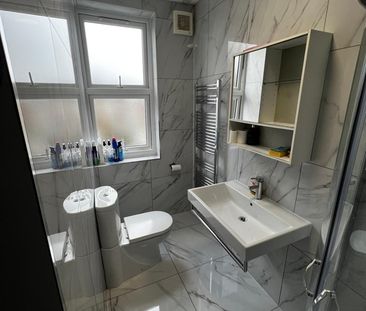 Room in a Shared House, Kinfauns Road, IG3 - Photo 2