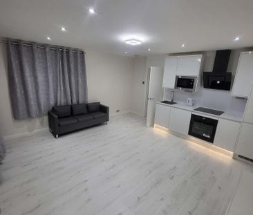 1 bedroom in a flat share to rent - Photo 4