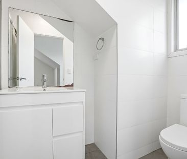 MODERN 2 BEDROOM TOWNHOUSE - Photo 5