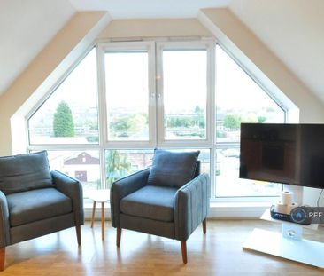 2 bedroom penthouse to rent - Photo 2