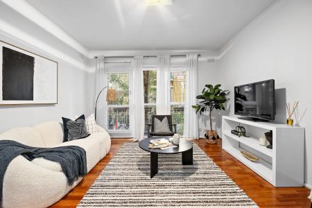 Light-Filled Two-Bedroom Apartment with Balcony & Parking in Prime Bayside Location - Photo 2
