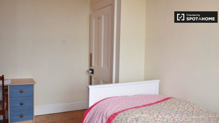 Bright room in shared apartment in Terenure, Dublin - Photo 2