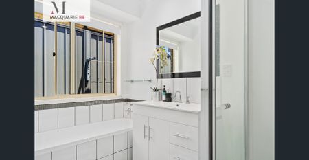 SPACIOUS FAMILY HOME IN GLEN REGENT ESTATE - Photo 3