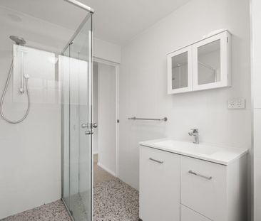 Spacious Two-Bedroom Apartment in Convenient Kensington Location - Photo 5