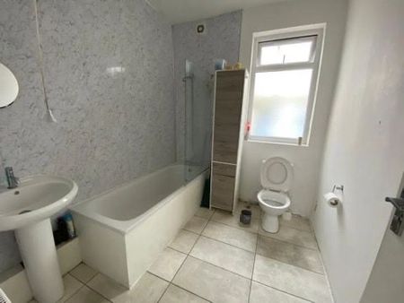 4 Bed Semi-Detached House, Eynsford Road, IG3 - Photo 2