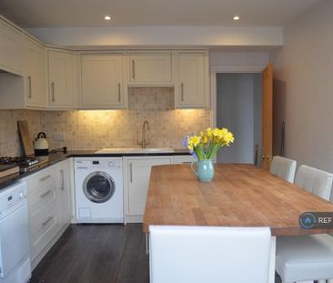 3 bedroom flat to rent - Photo 2