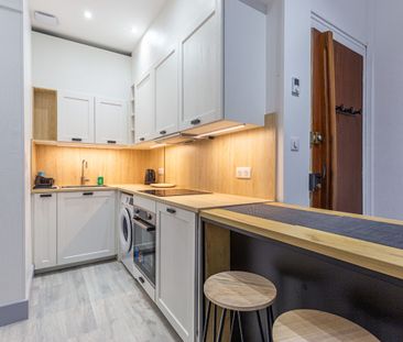 APPARTEMENT MEUBLÉ - T2 - 23m² - CENTRE VILLE - ENTIEREMENT RENOVÉ - Photo 1