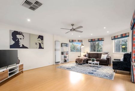 6 months lease only | Luxury Family Living in Court Location - Photo 2