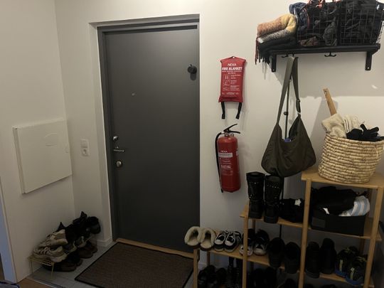 Mysig och välplanerad tvåa i Farsta – nära natur och kommunikationer! - Photo 1