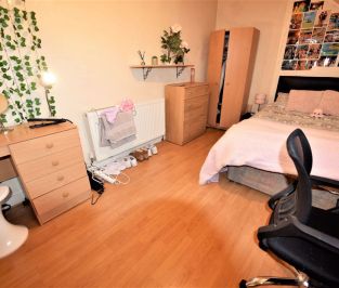 6 bedroom House in Cardigan Road, Leeds - Photo 1