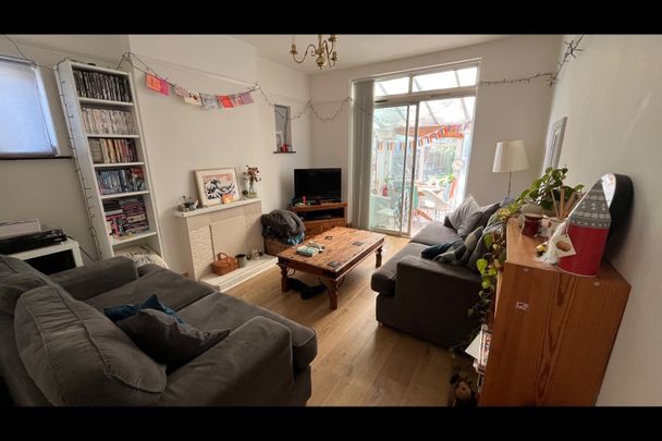 Room in a Shared House, London, SW20 - Photo 1