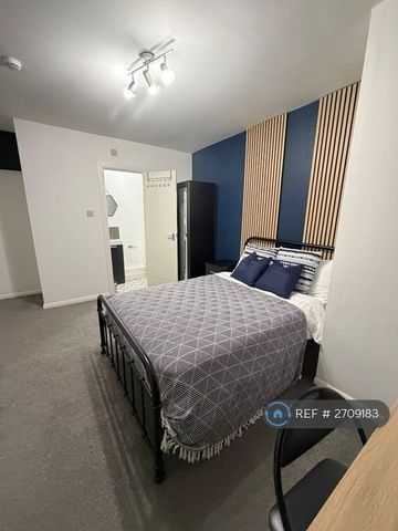 1 bedroom in a house share to rent - Photo 2