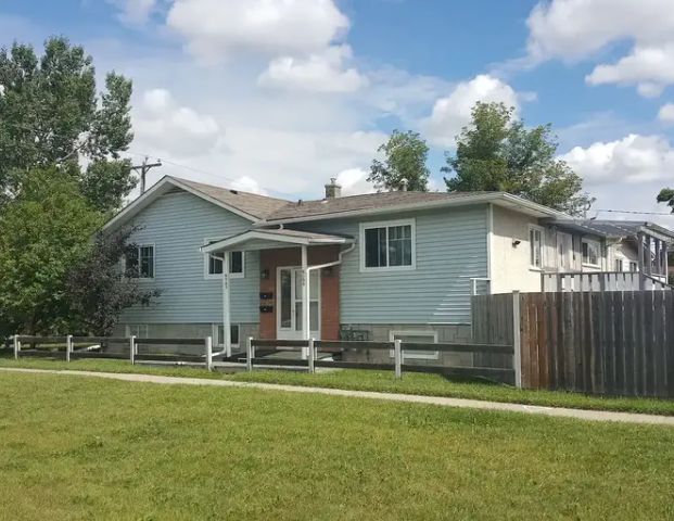 4 Bedroom | 2 Bathroom - Main Floor House | 6139 33 Ave NW, Calgary - Photo 1