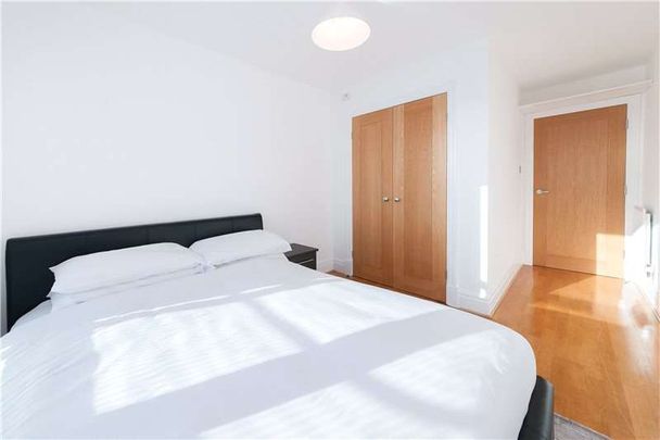 A very good furnished 7th floor with lift apartment with far reaching views across London. - Photo 1