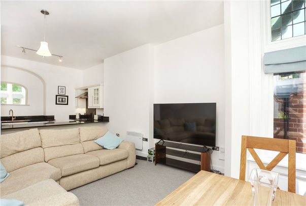 A superb ground floor part-furnished apartment offering fabulous open plan living space and views overlooking the Racecourse, set in a wonderful converted building - Photo 1