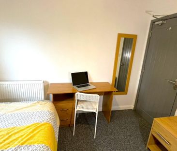 Smart, quiet room, Close to Town Centre - Photo 2