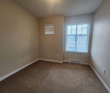 Three Bedroom Townhouse in Sullivan with Yard and Garage - Photo 4