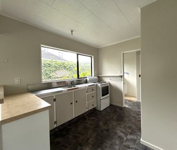 Three Bedroom Sunny Family Home - Photo 6