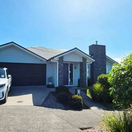 Modern, Spacious Family Home in Popular Paerata Rise - Photo 4